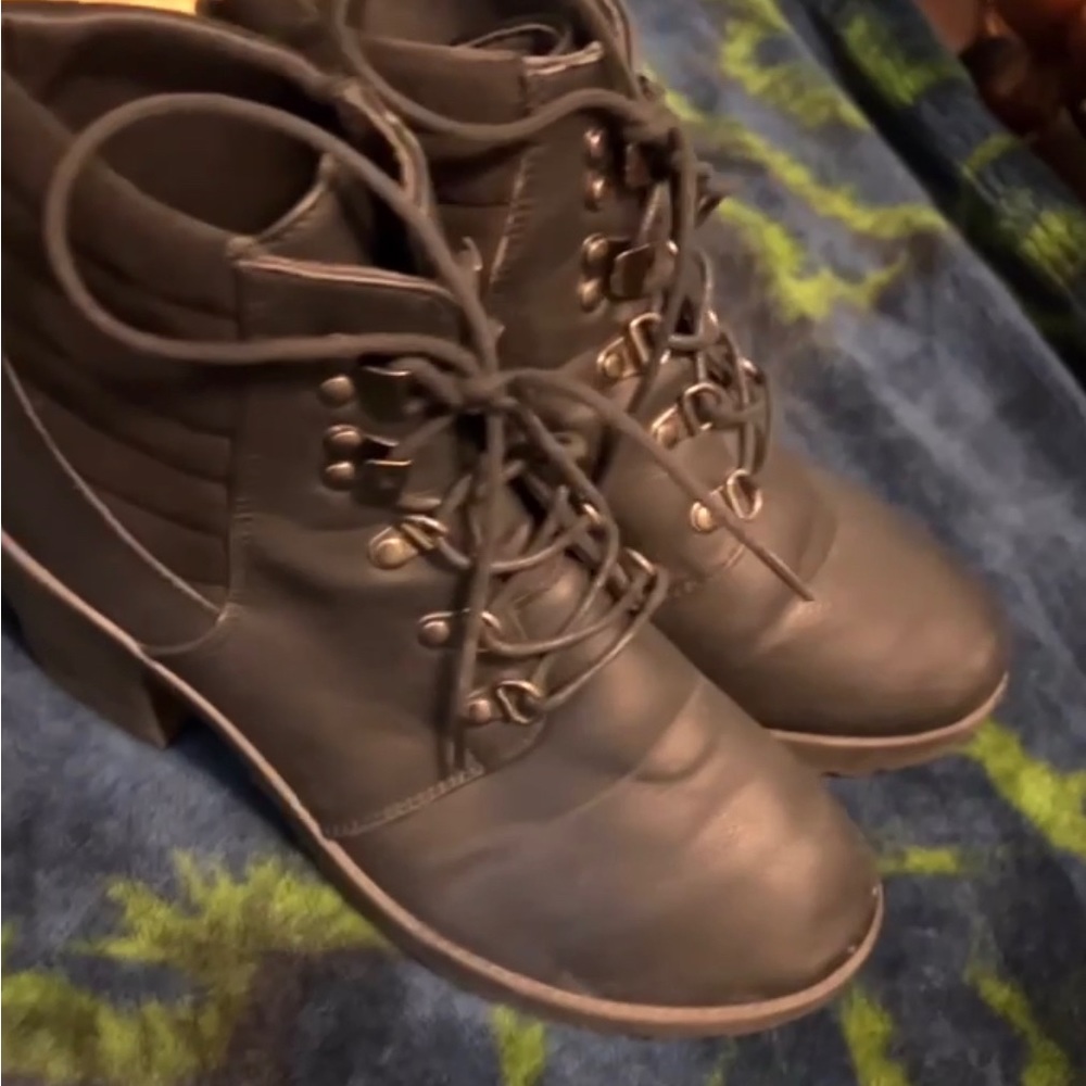 I’m selling these boots to help pay for my college they are in good shape new